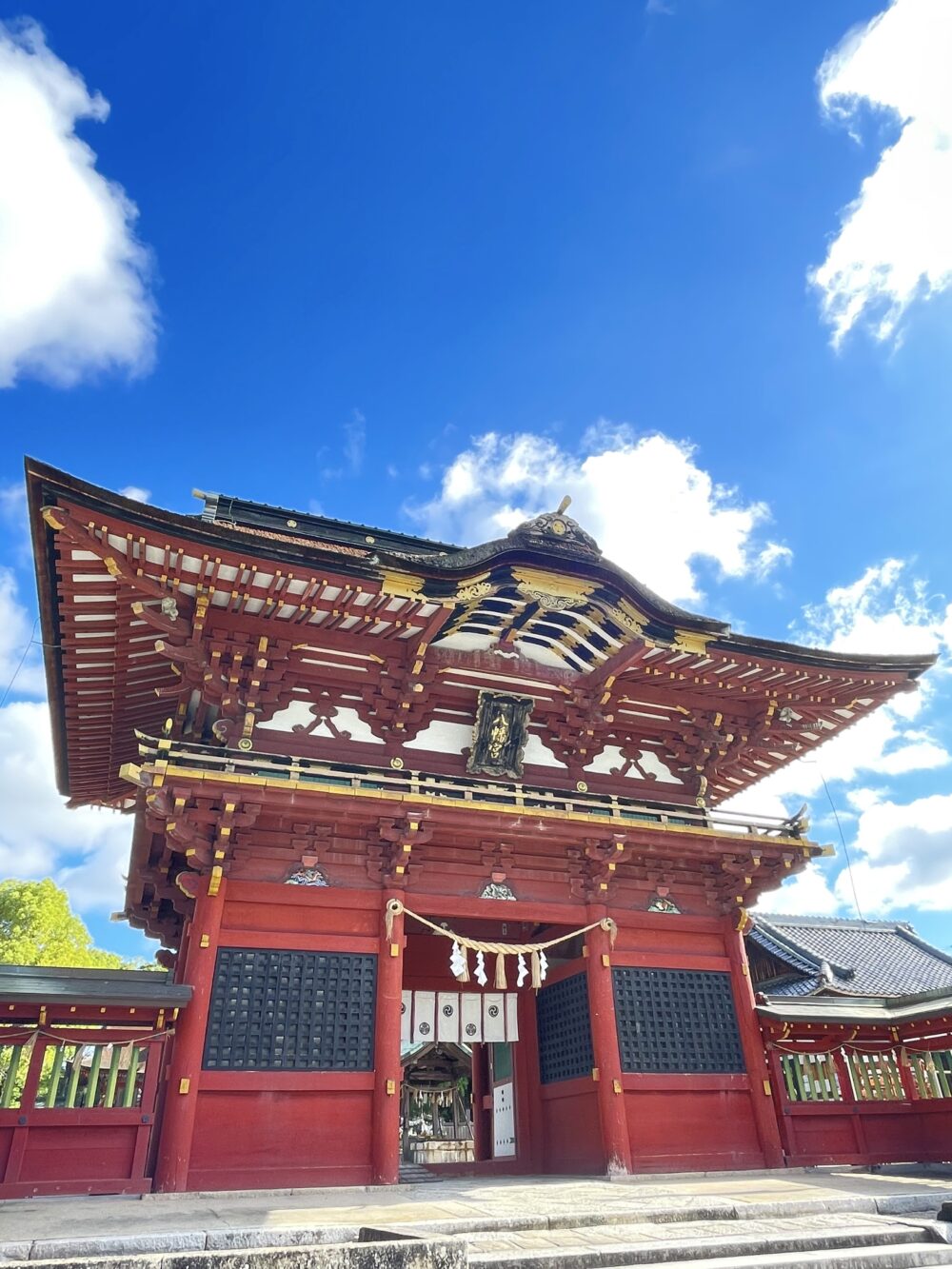 伊賀八幡宮の重厚な楼門と装飾の細部