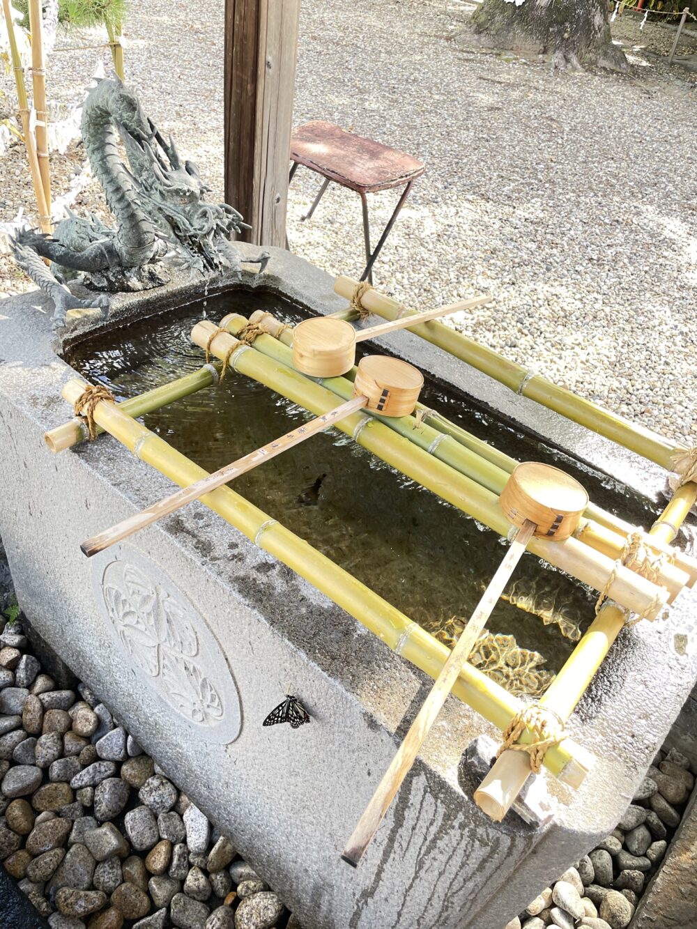 伊賀八幡宮の龍の口から水が流れる手水舎