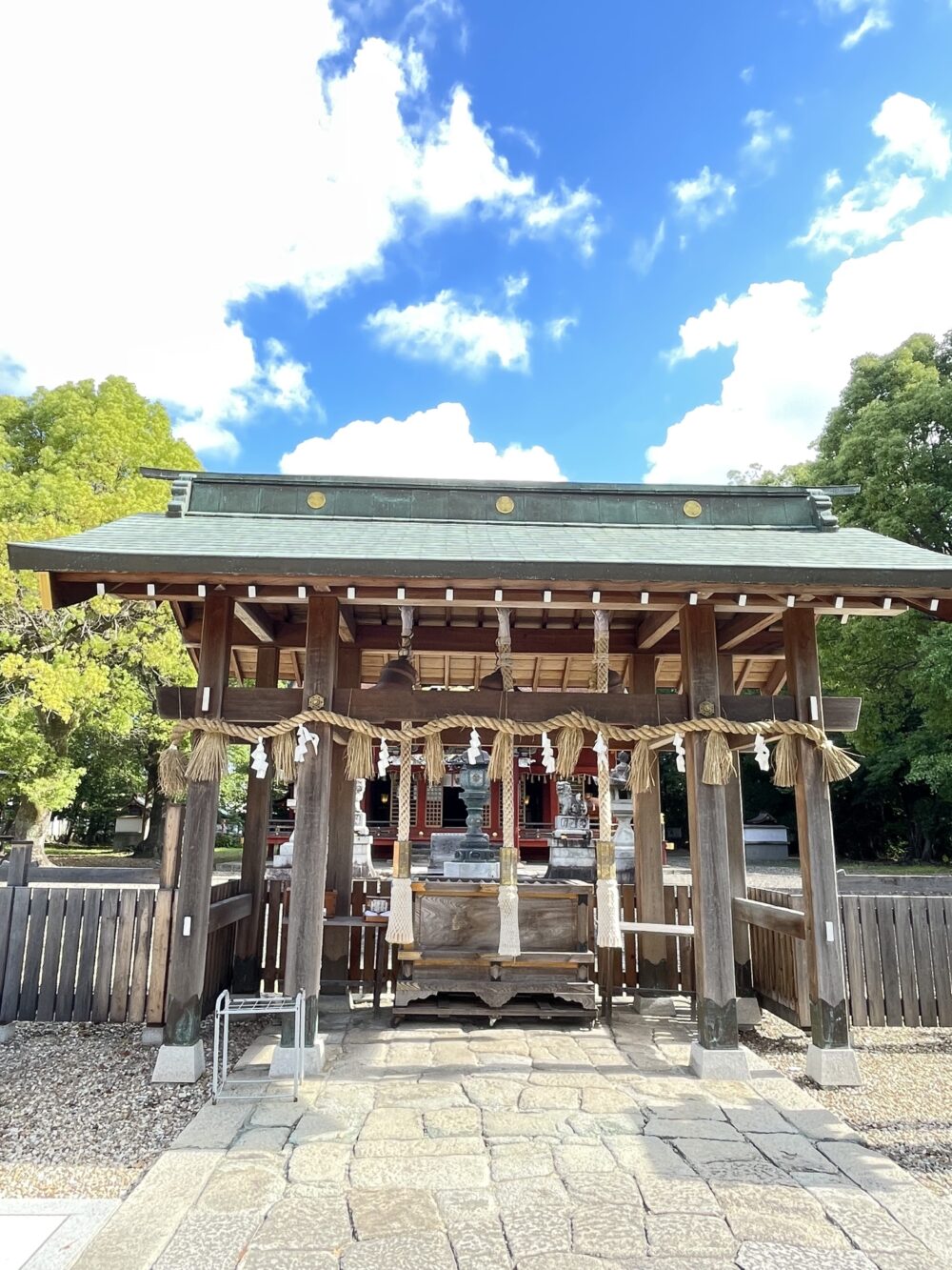 伊賀八幡宮の拝殿正面からの全景