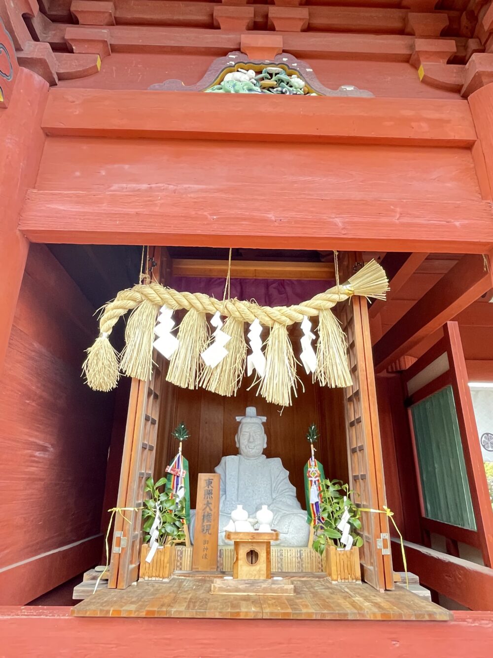 楼門内に鎮座する、家康公の御神像。