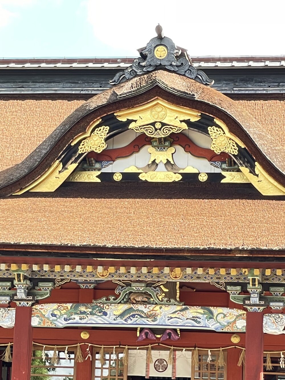 豪華絢爛な彩色と、茅葺屋根が美しい本殿。