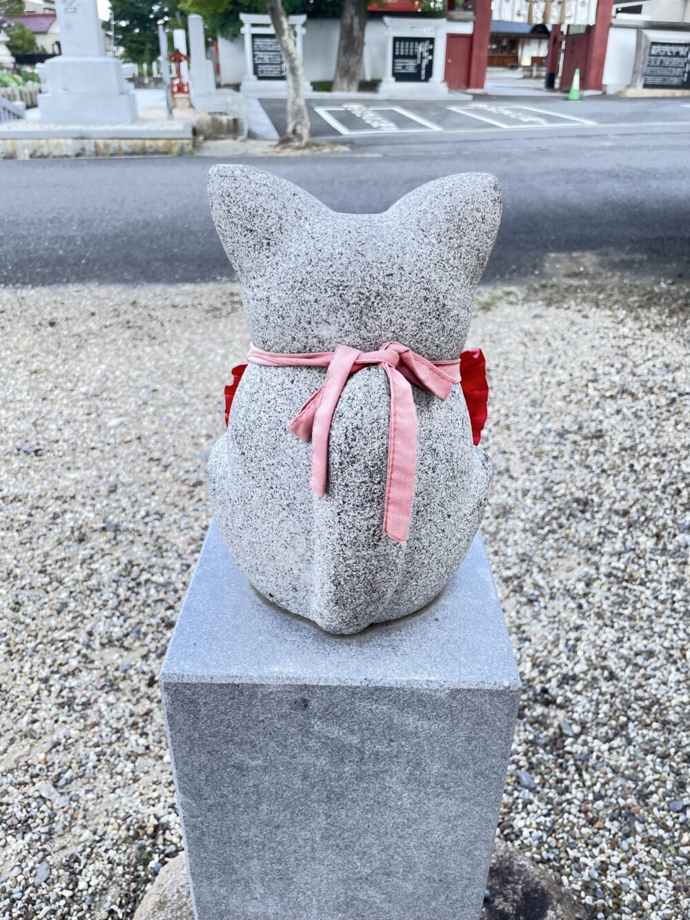 石の狐像のかわいい後ろ姿