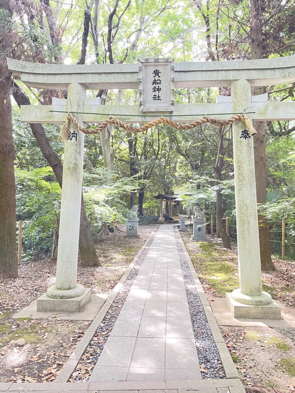 柿田川公園内の貴船神社の鳥居。