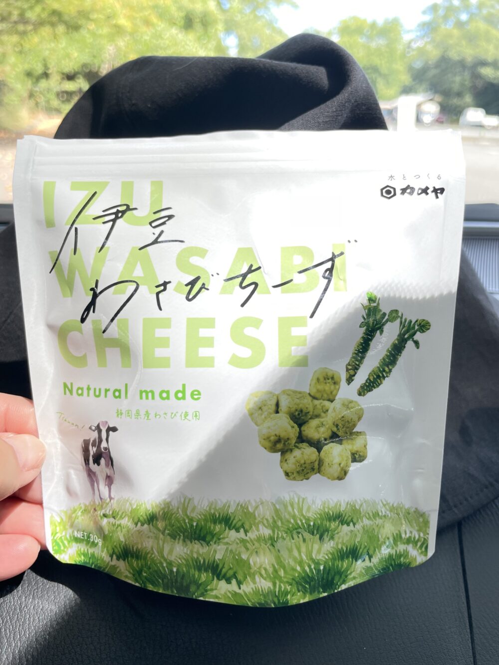 静岡県産わさびを使用した伊豆わさびチーズのパッケージ商品写真。