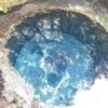 第二展望台から見える湧き水のブルーホール。地中から砂を巻き上げながら湧き出す水が、青く見えるポイント。