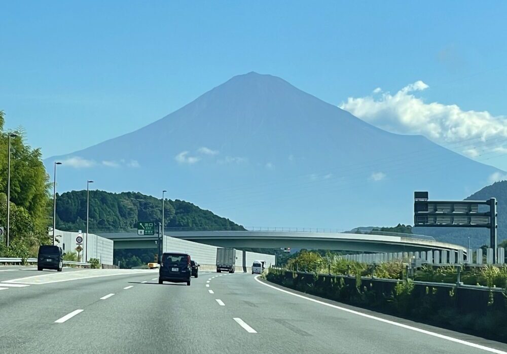 新東名高速道路を走行中に見えた富士山。柿田川公園へ向かう道中の風景。撮影時刻は8時43分。