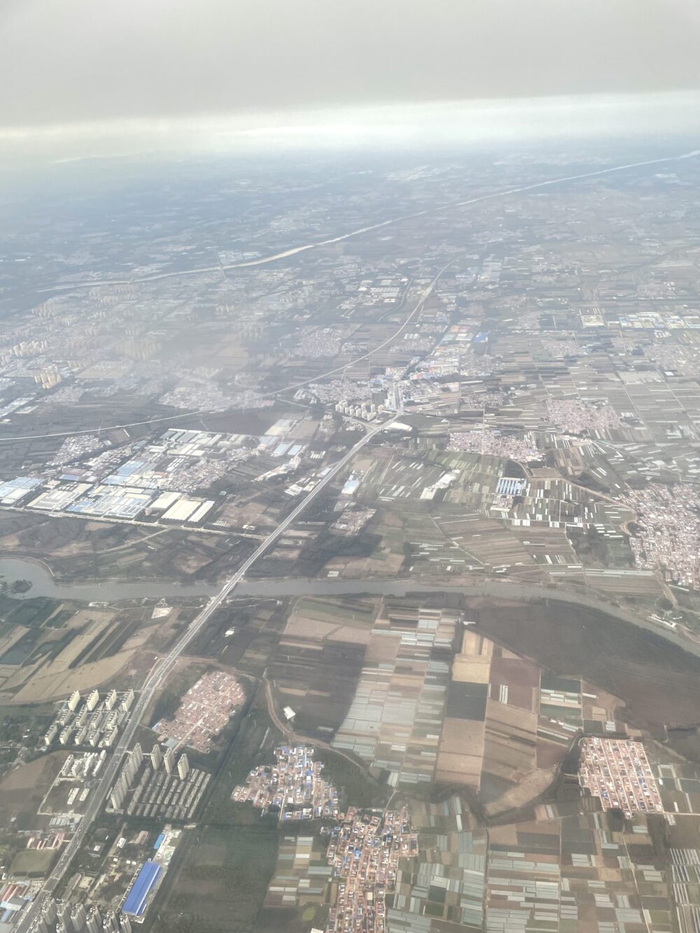 機内から見下ろす北京の郊外風景