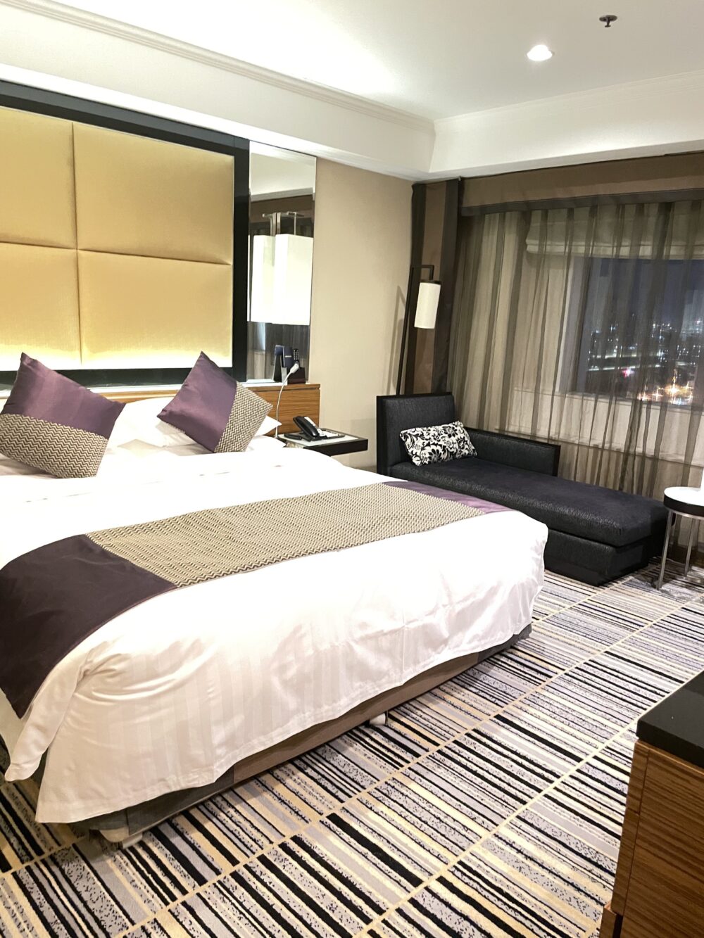 長富宮飯店のダブルルーム(ベッドとソファ)