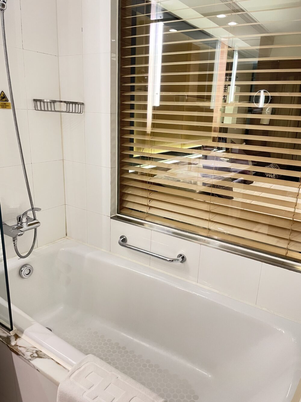 長富宮飯店のバスタブとブラインド