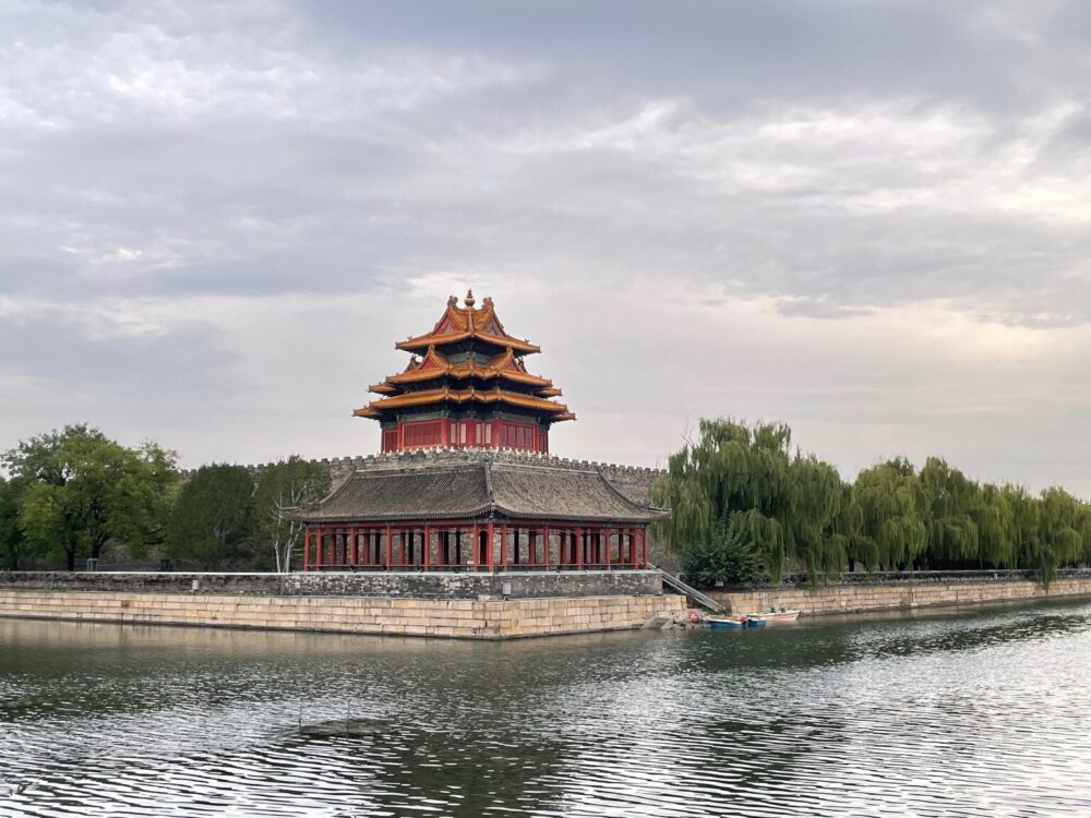 紫禁城の角楼とお堀。静かな水面に歴史の重みを感じる北京の風景