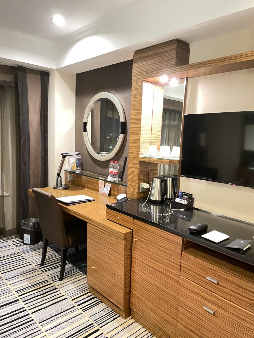 長富宮飯店の客室デスクとミラー付きドレッサーエリア
