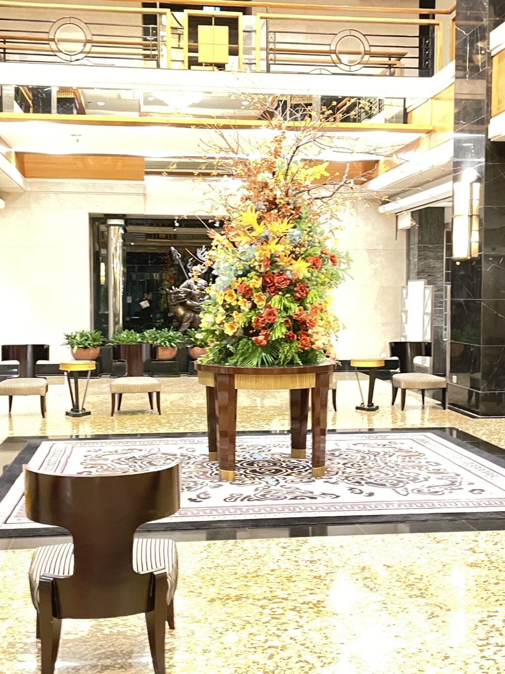 長富宮飯店のロビー中央に飾られた大型フラワーアレンジメント