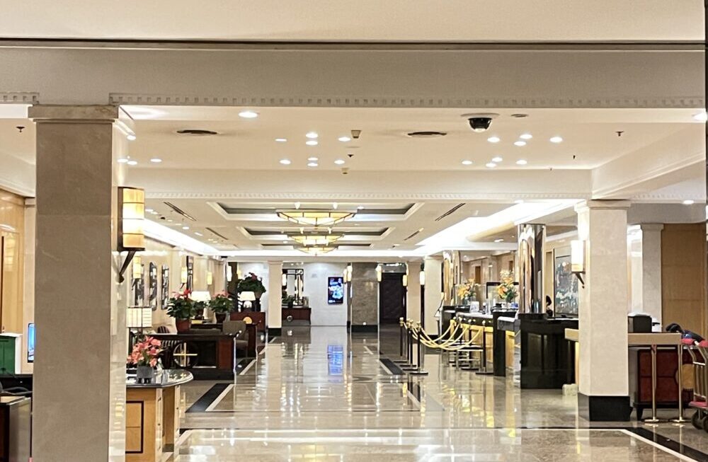 長富宮飯店のフロントカウンターとロビー全景