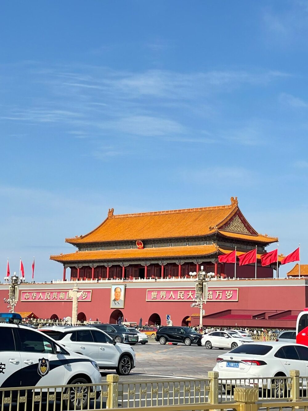 青空を背景にした天安門。毛沢東像と赤い標語が正面に掲げられている。