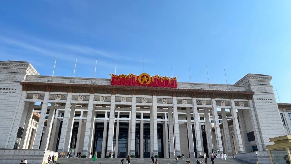 中国国家博物館の壮大な正面外観。巨大な柱が立ち並ぶ迫力ある建築。