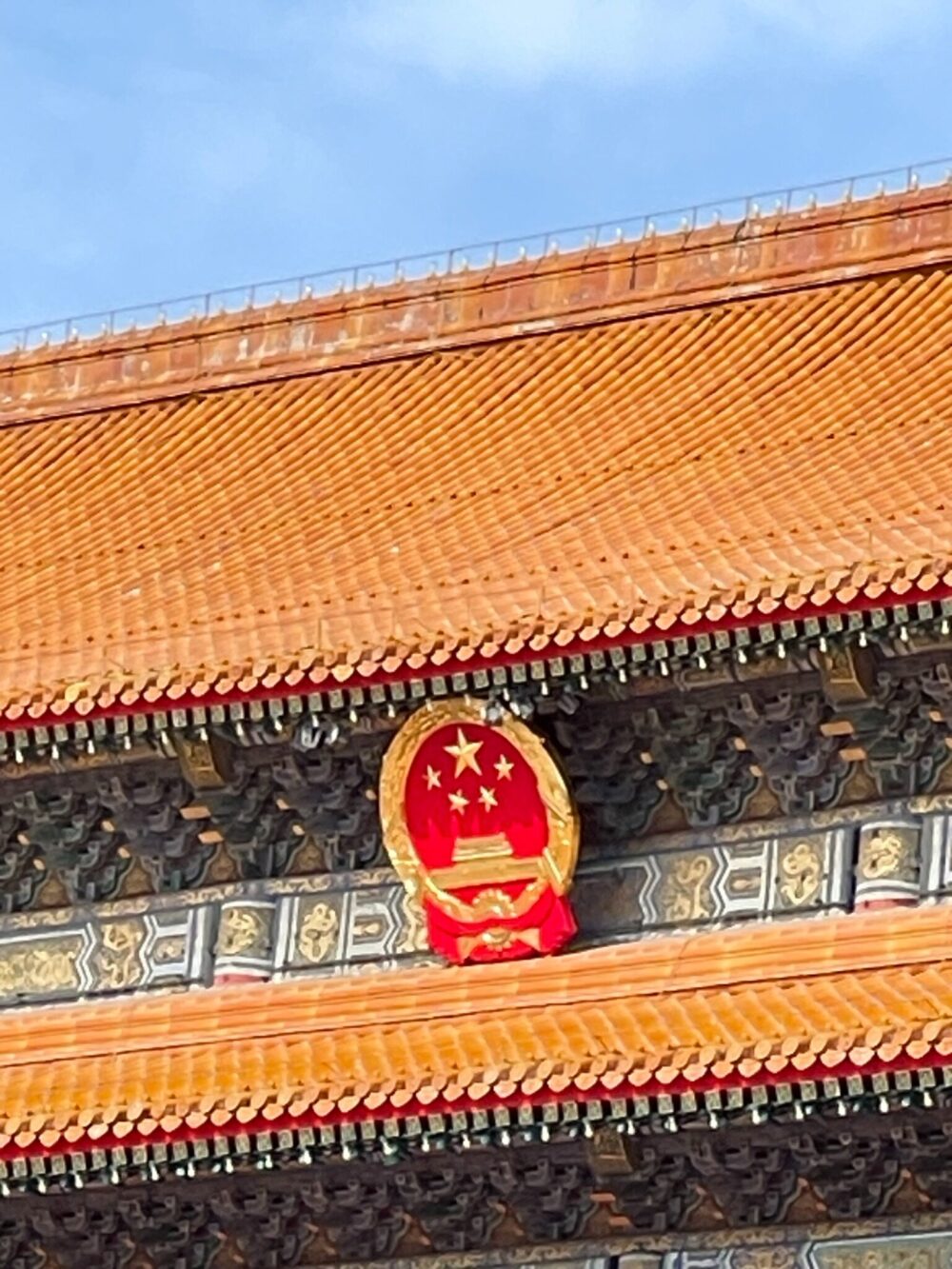天安門楼閣の中央に掲げられた中華人民共和国の国章をアップで撮影。