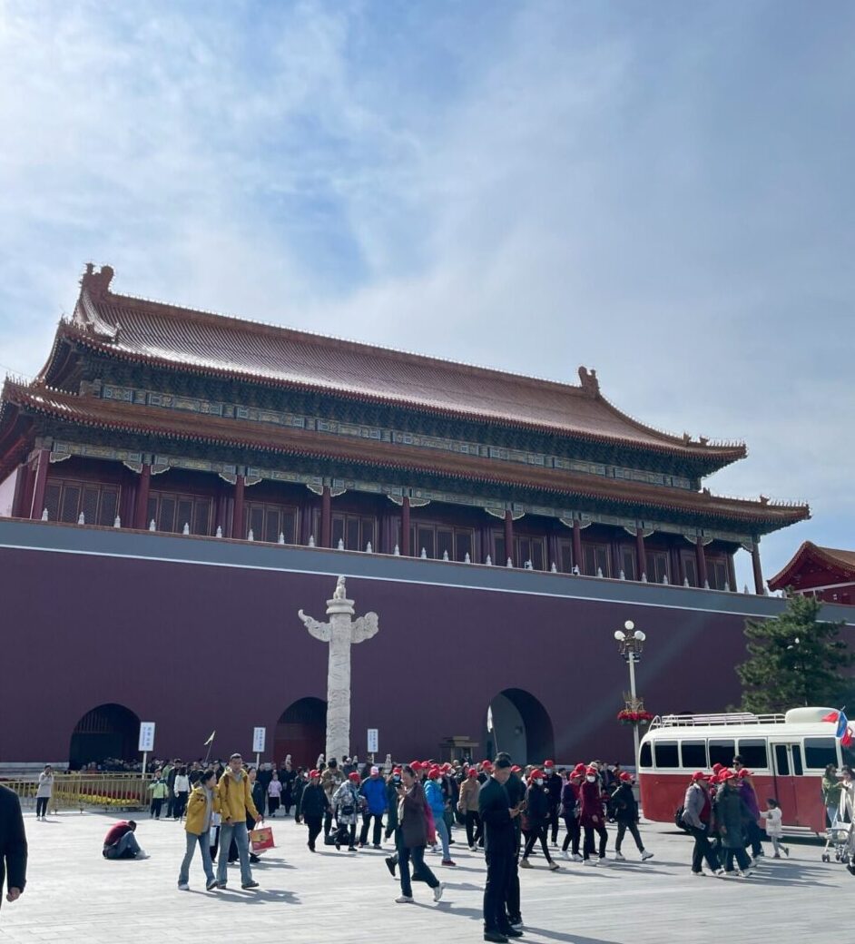 天安門を抜けて故宮の午門へ向かう人々。澄んだ青空と重厚な建築が広がる。