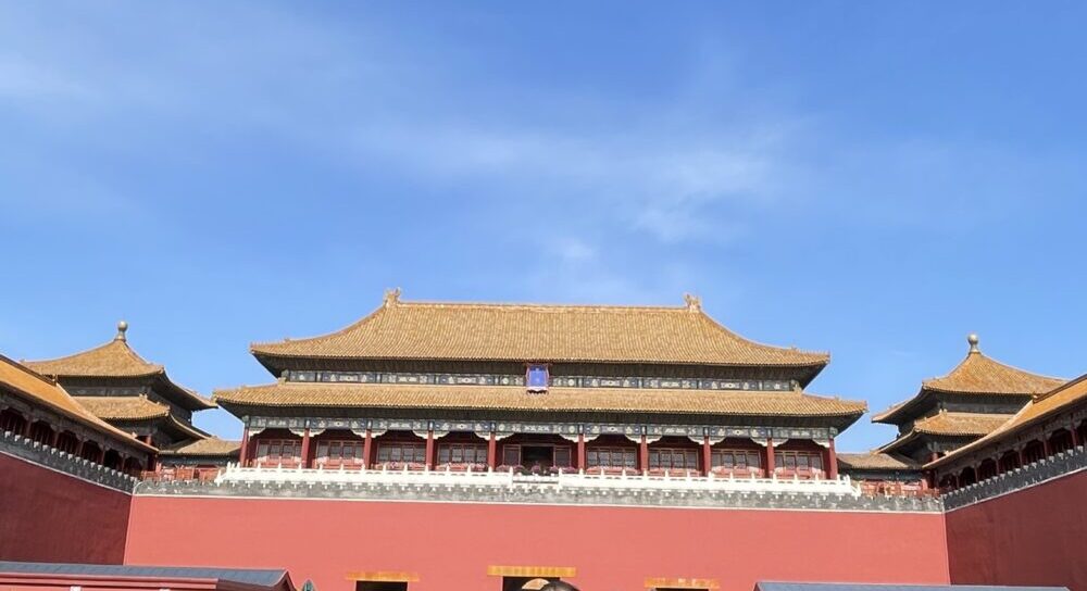 午門の外観。赤い巨大な門と黄金色の屋根がそびえる紫禁城の正門。