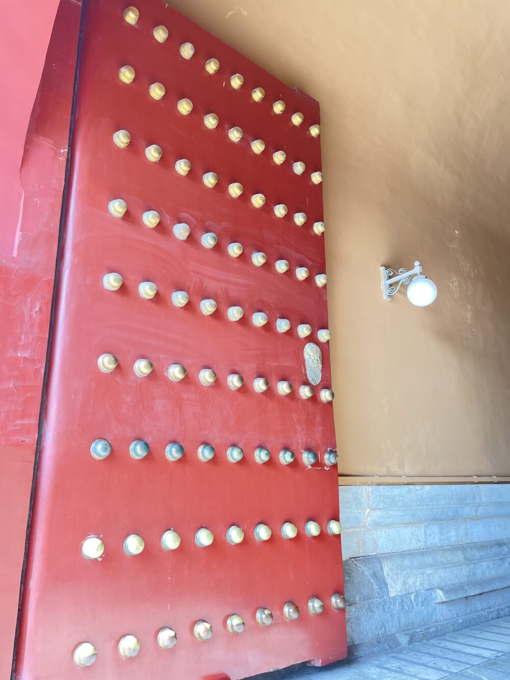 赤い宮門に9×9列で並ぶ金色の鋲。皇帝の数字“九”を象徴する扉。