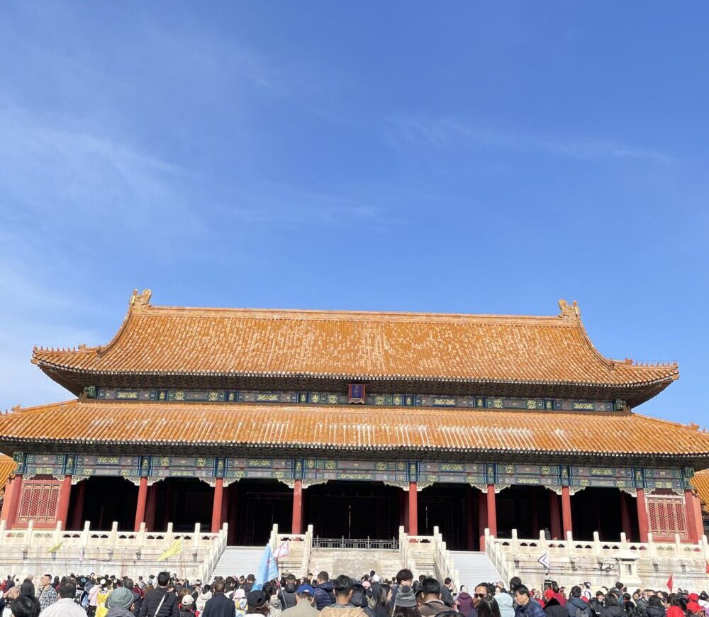 太和門の正面。極彩色の装飾と青い額が美しい紫禁城内の重要門。