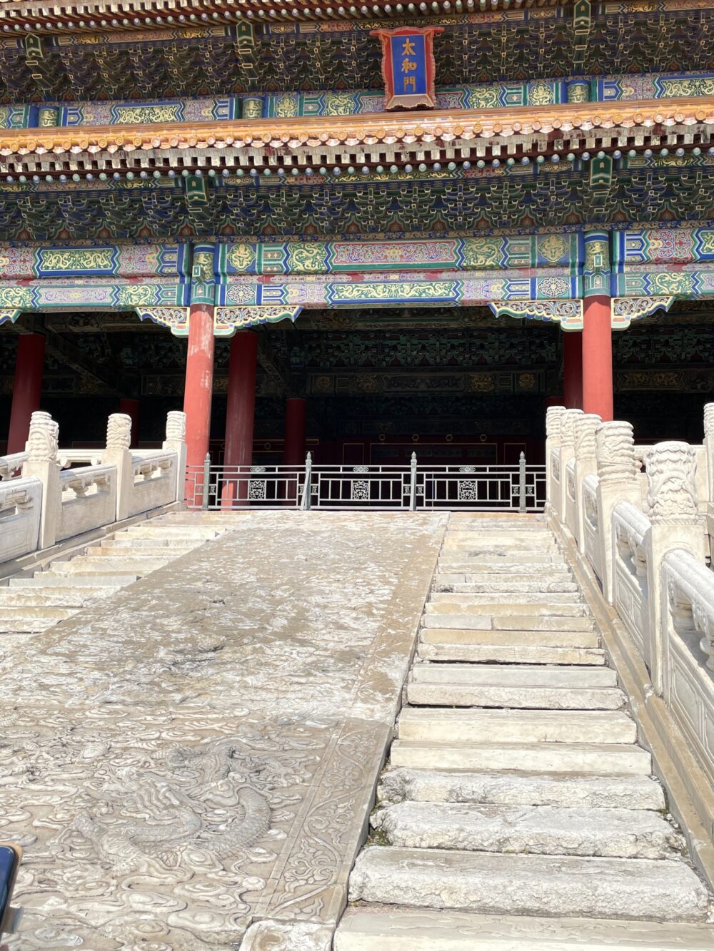 雲龍石刻|皇帝専用の中央スロープ。急勾配のため、皇帝は歩かず輿(よ)でこの道を上り下りした。