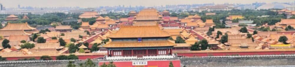 景山公園の展望エリアから望む故宮・紫禁城の全景。北門（神武門）を正面に、黄金色の宮殿群が奥へと連なり、北京の街並みまで見渡せる雄大な風景。