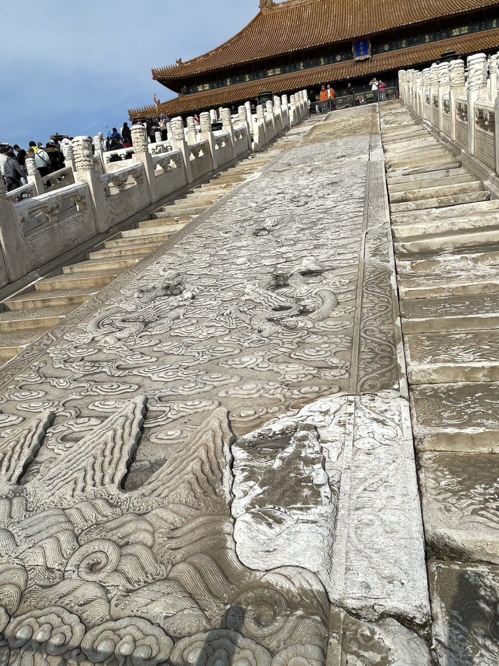 龍と雲の彫刻が施された巨大な石坂・御路を下から見上げた写真。