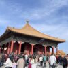 青空の下、多くの観光客でにぎわう中和殿。黄金の屋根と朱塗りの柱が美しく並んでいる。