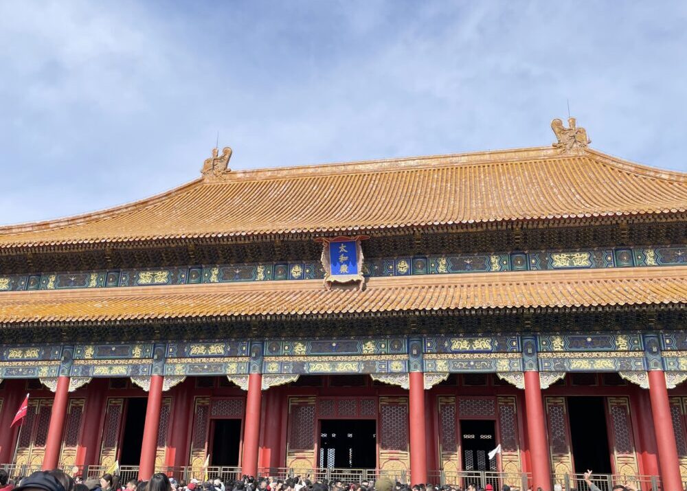 太和殿の正面を間近で撮影。丹塗りの柱と鮮やかな藍彩が輝く。