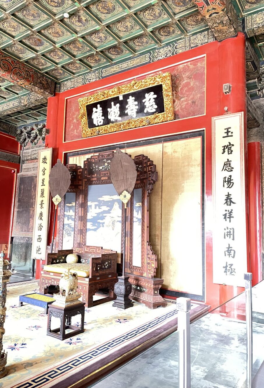 寿康宮内部に設置された皇太后の宝座（御座）と金屏風、扁額「慈寿凝禧」