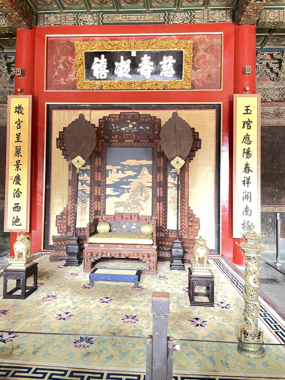 紫禁城・寿康宮の皇太后の宝座（御座）と扁額「慈寿凝禧」、左右の対聯