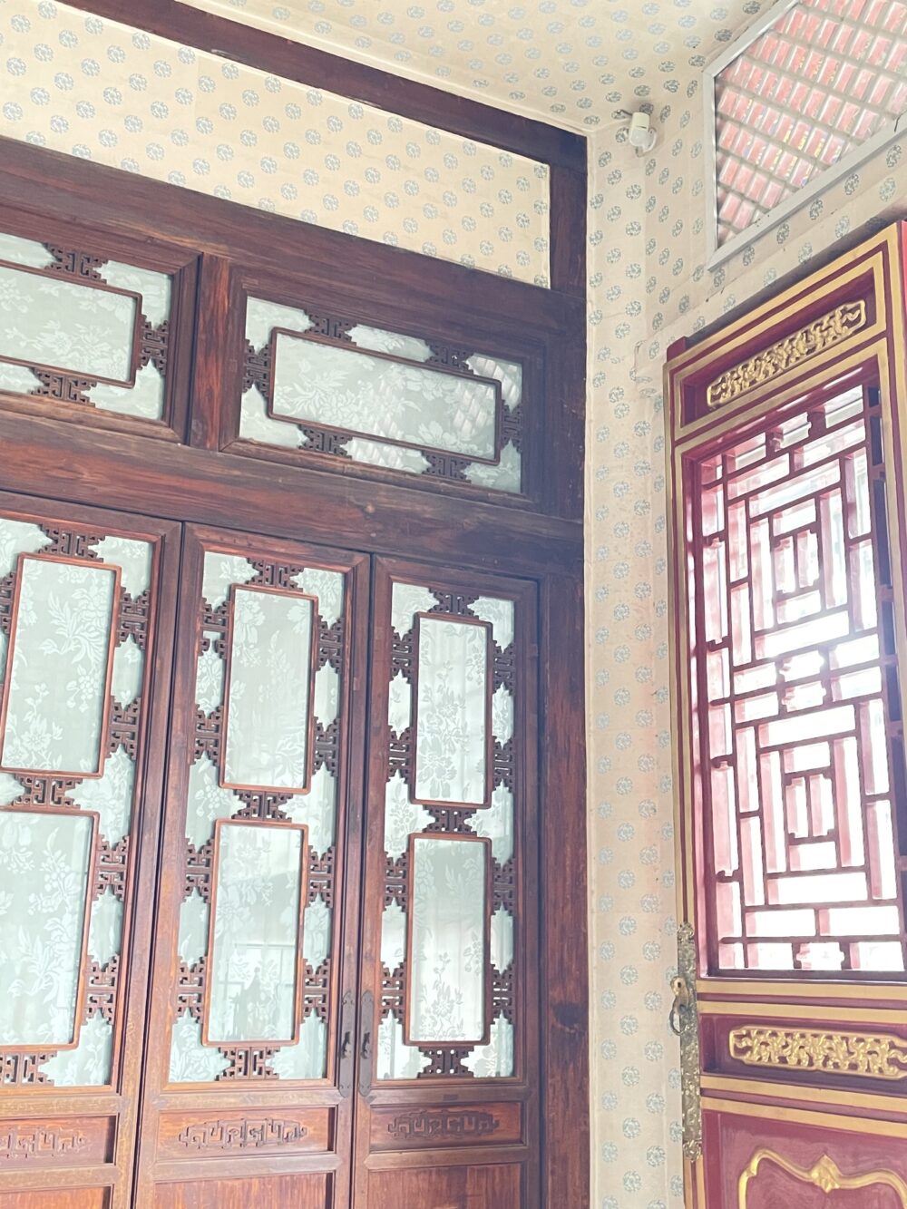 紫禁城・寿康宮の居室内装。花格子の木製建具と文様入りガラス窓、淡い壁紙が残る清朝宮廷の生活空間