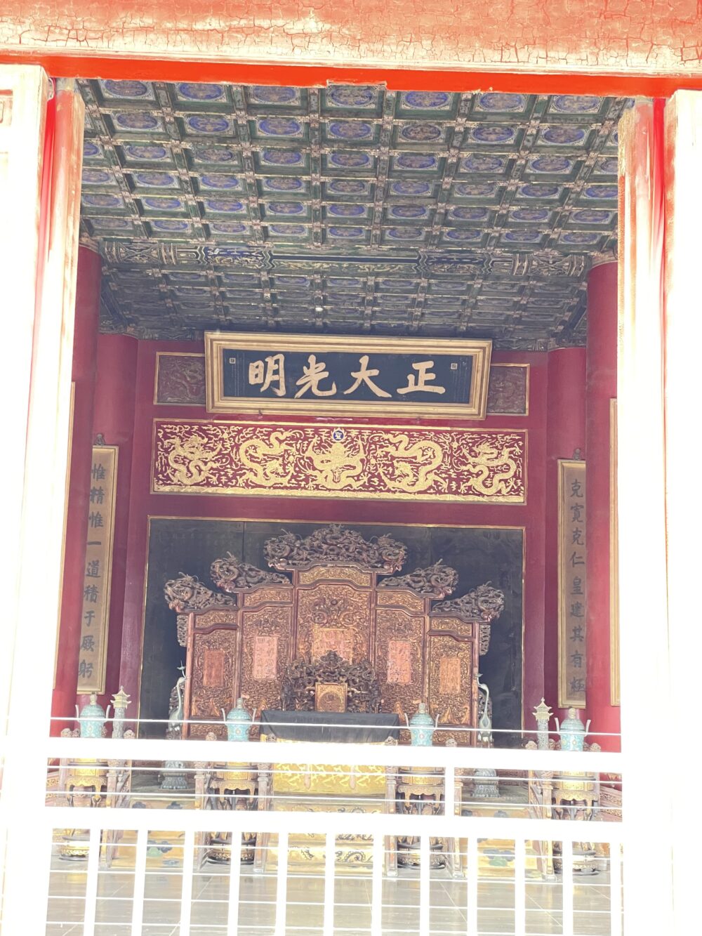 乾清宮内部の玉座。正面上部には「正大光明」の額が掲げられ、背後には精緻な龍文装飾が施された豪華な玉座が置かれている。
