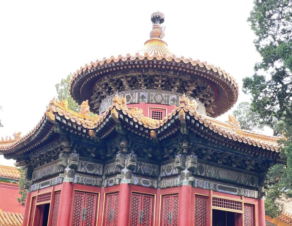紫禁城・御花園の萬春亭の重なり合う屋根
