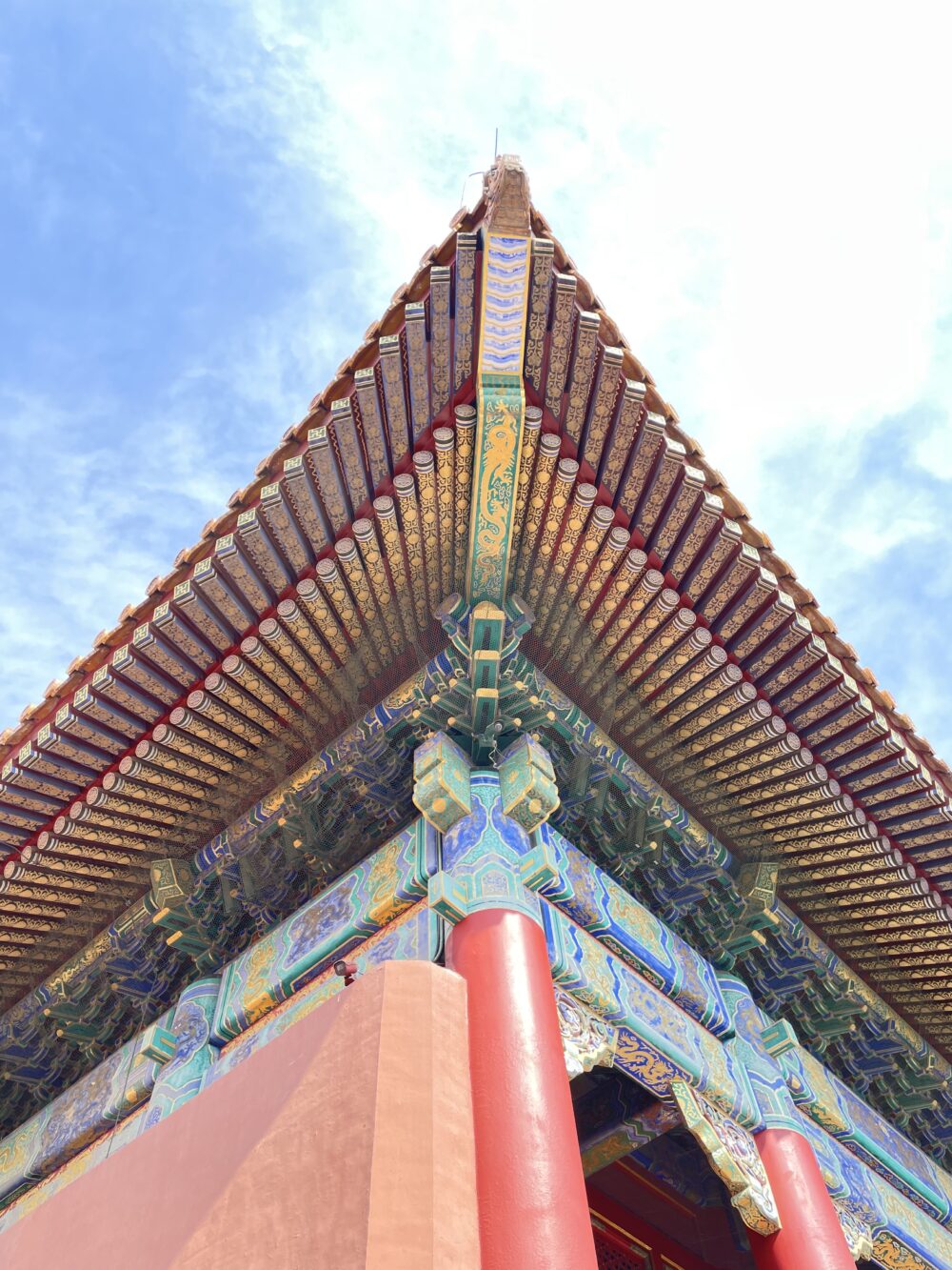 太和殿の軒下を真下から見上げ、斗栱と彩色が詳細に写っている。