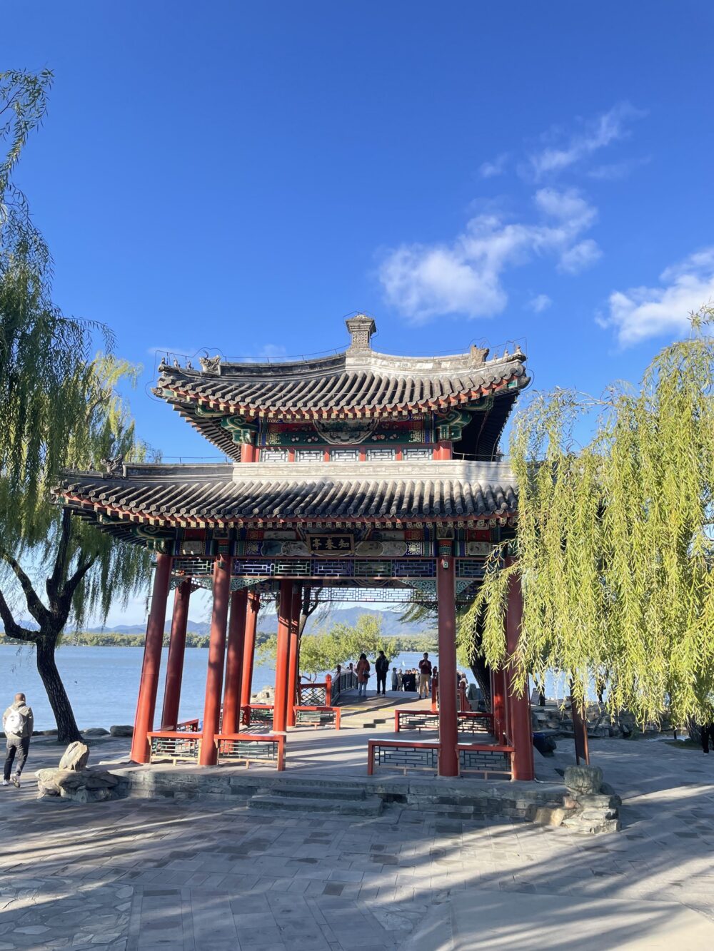 頤和園・昆明湖畔に建つ知春亭。柳と湖に囲まれた二層構造の楼閣