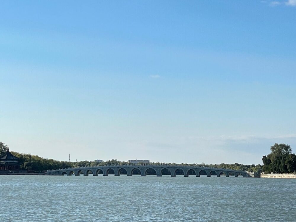 頤和園・昆明湖に架かる十七孔橋を遠くから望む景色