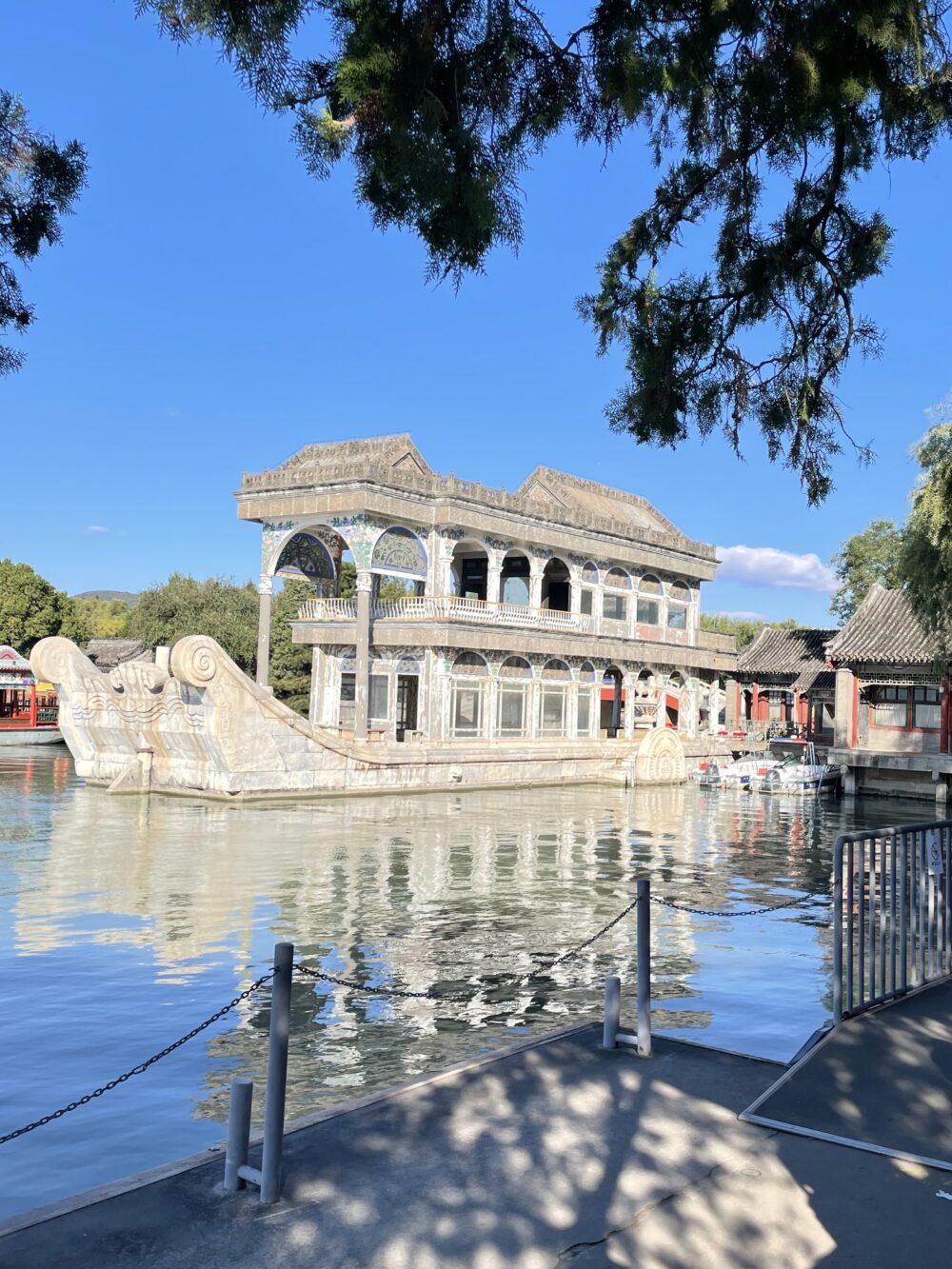 清晏舫（石船）。昆明湖に浮かぶ大理石造りの楼船建築