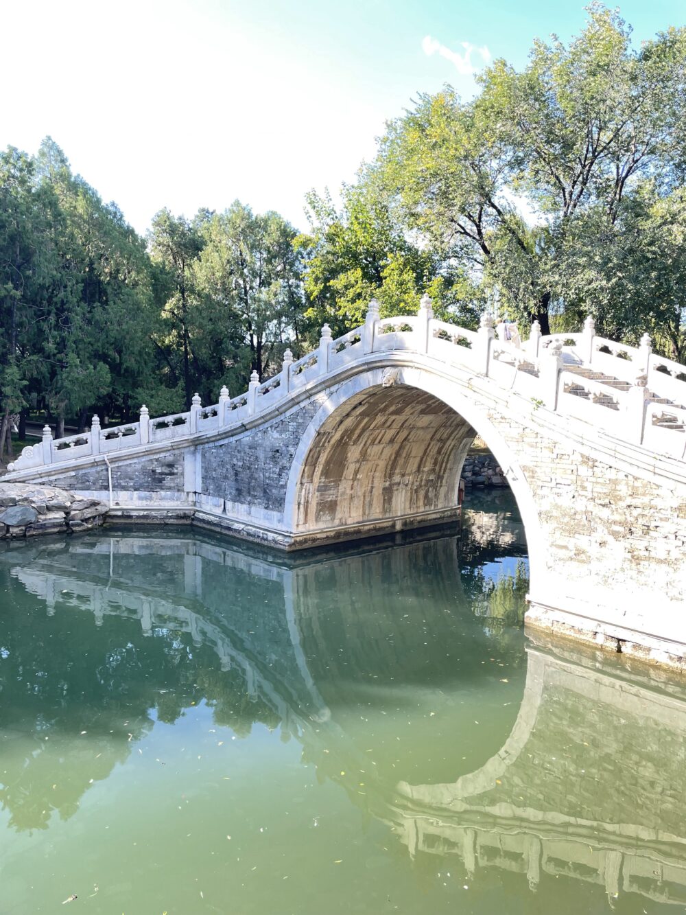 石橋アーチと水面に映る反射の風景