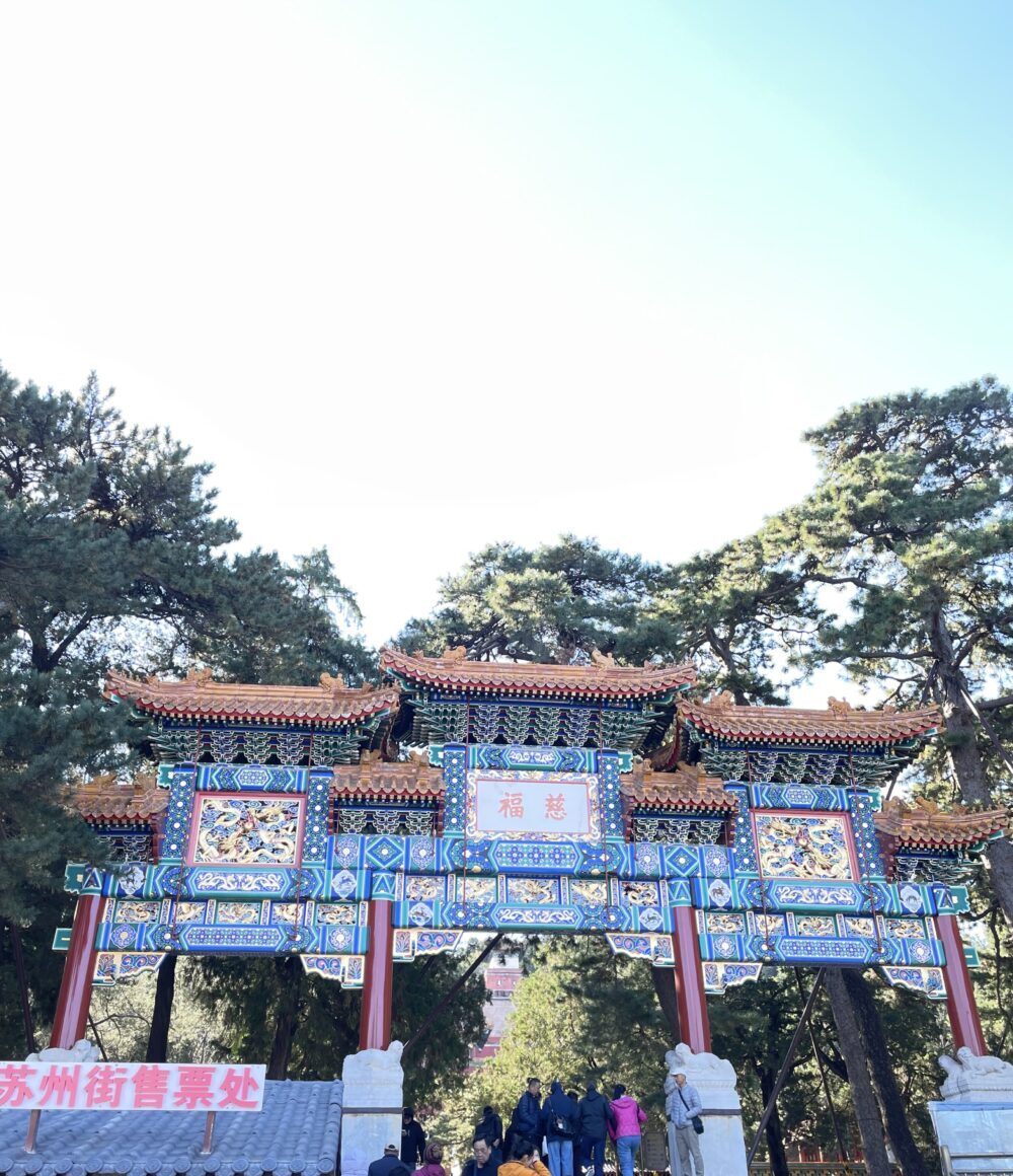 蘇州街の入口に立つ色鮮やかな牌楼（パイロウ）