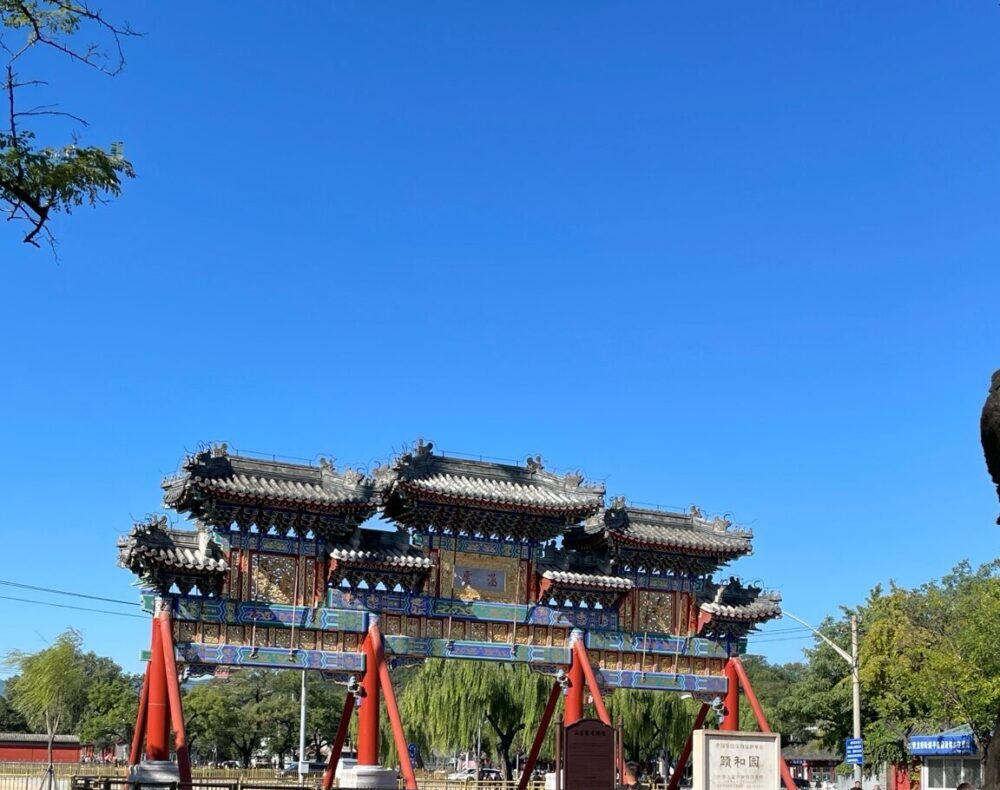 東宮門の外観。大通りに面して建つ色鮮やかな牌楼