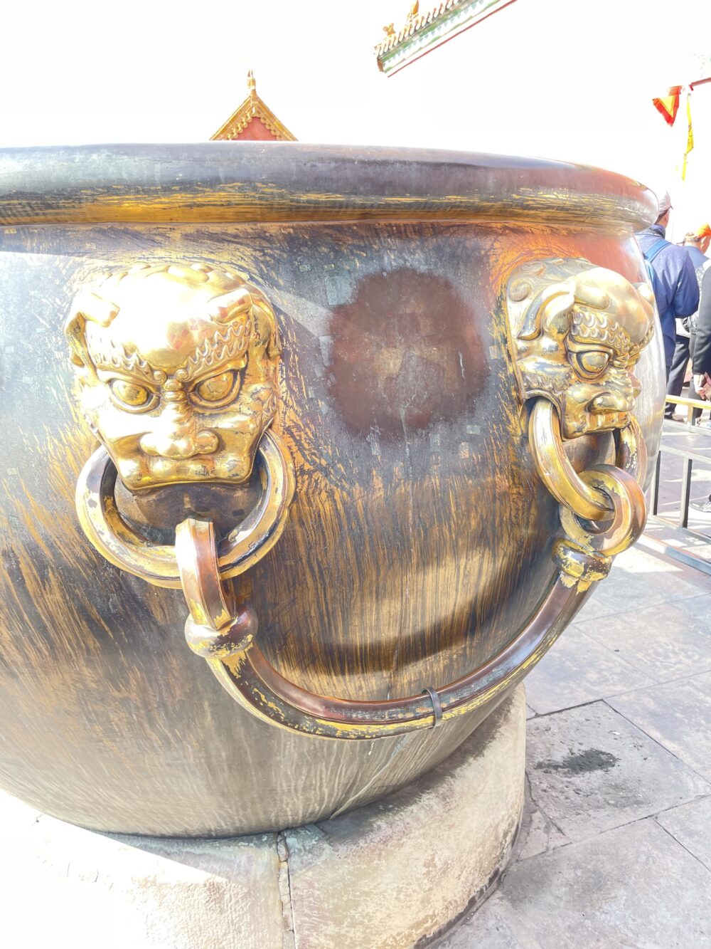 太和殿の前に置かれた大きな金色の大銅壺のアップ。獅子の取手が特徴的。