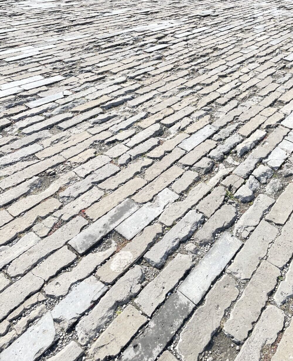 紫禁城・太和殿前の歴史ある石畳。経年で磨耗し、段差や隙間が目立つ様子。