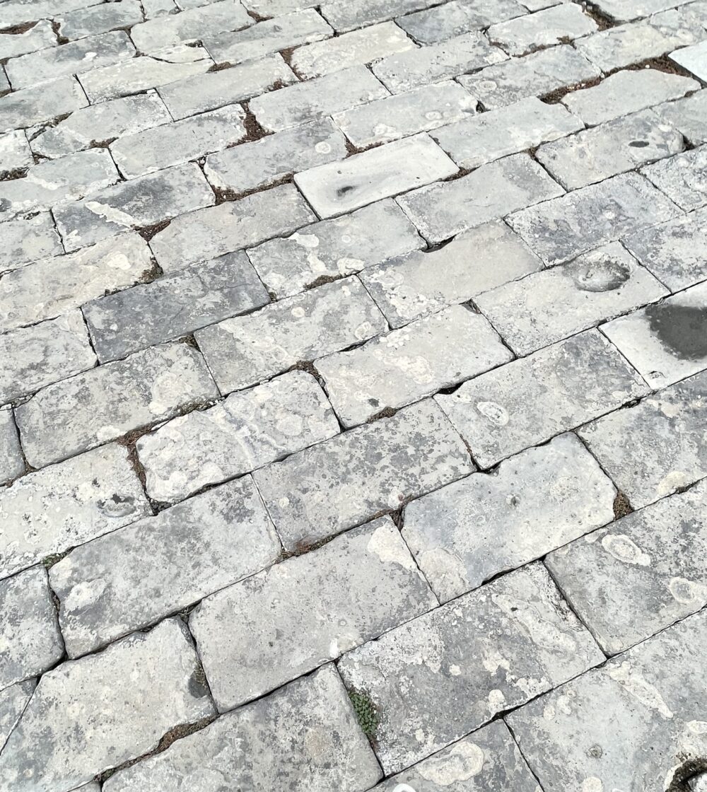 紫禁城の別エリアにある比較的整った石畳。歩きやすいが細かな凹凸は残る。
