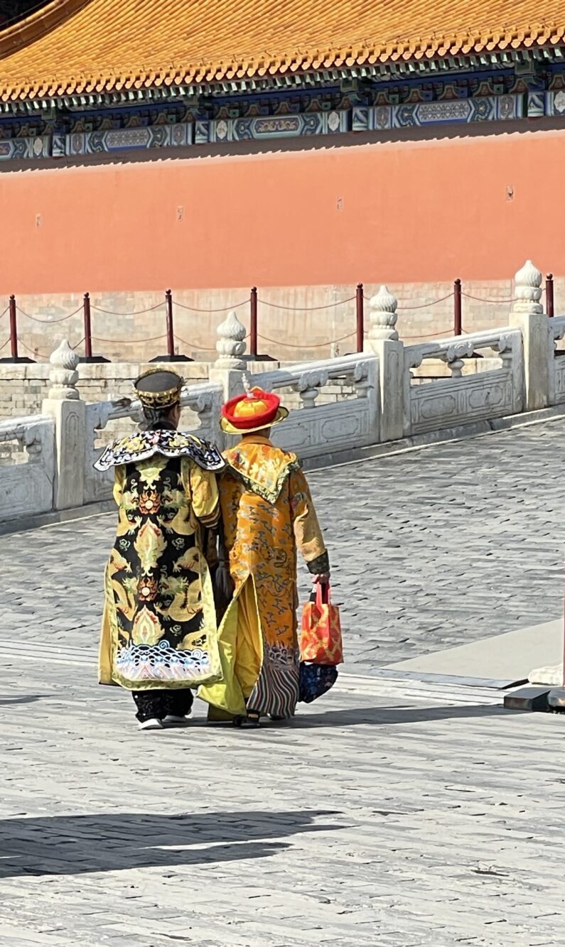 皇帝と皇后のような宮廷衣装を着た観光客。