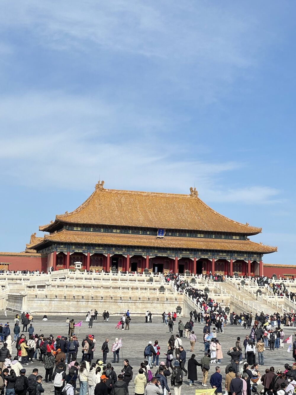 晴天の下にそびえる紫禁城・太和殿の全景。大勢の観光客が広場に集まっている。
