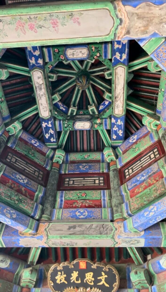 北京・世界遺産 頤和園の装飾天井。彩色彫刻が美しい中国伝統建築