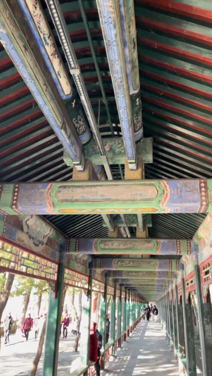 北京・頤和園の長廊。彩色装飾が施された天井と奥へ続く回廊