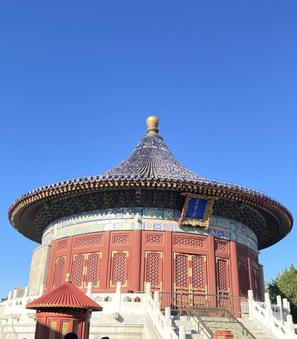 北京・天壇公園の皇穹宇。青空の下に立つ円形建築と青瓦屋根、金色の宝頂が印象的な世界遺産