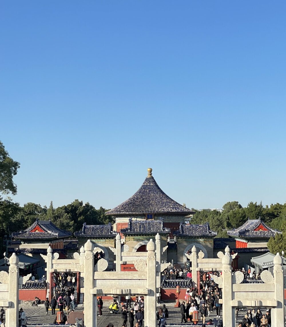 北京・天壇公園の皇穹宇と欞星門。南北一直線に配置された祭祀空間と青瓦屋根が特徴の世界遺産